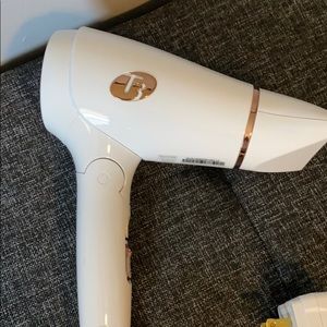 T3 white travel blow dryer